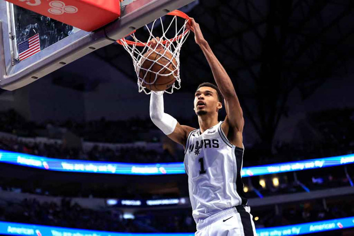 Victor Wembanyama mencetak 26 poin, 9 rebound, dan 3 blok dalam debutnya di Dallas.