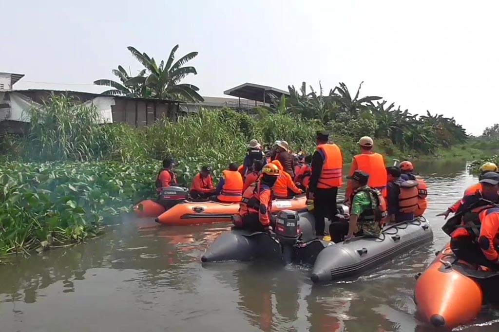 Plh Gubernur Jatim itu menyusuri langsung kondisi sungai dengan perahu karet. Dari hasil menyusuri sungai diketahui, tanaman enceng gondok menutupi permukaan sungai hingga sepanjang lima kilometer. Sementara yang sudah dibersihkan dengan menggunakan excavator 1,4 kilometer.