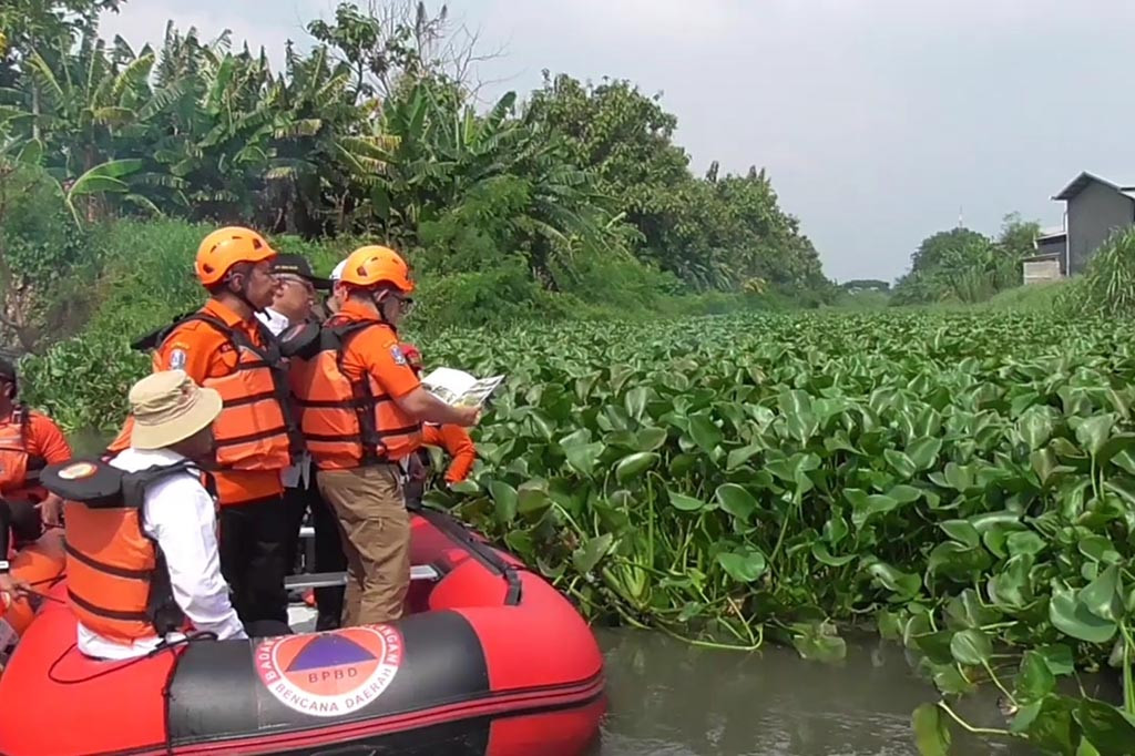 Pelaksana Harian (Plh) Gubernur Jawa Timur Adhy Karyono memantau langsung pembersihan sungai di kawasan Juanda serta Bungurasih Kecamatan Waru Kabupaten Sidoarjo untuk mengatasi banjir, Kamis, 15 Februari 2024.