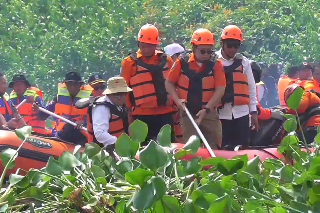 Sungai di kawasan tersebut banyak tumbuh tanaman enceng gondok yang mengakibatkan aliran air sungai tersumbat. Kondisi tersebut yang mengakibatkan sebagian di wilayah Kecamatan Waru banjir saat turun hujan deras. Pembersihan sungai itu dilakukan sebagai operasi tanggap darurat terjadinya banjir di wilayah Sidoarjo pada 5 Februari 2024 lalu.