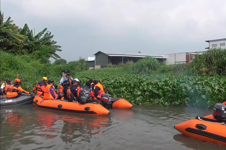 Dalam proses susur sungai, Plh. Gubernur Adhy bersama rombongan memecah kumpulan eceng gondok yang tumbuh setinggi setengah meter dan menahan laju aliran sungai. Tampak juga sisa-sisa eceng gondok yang telah diurai dengan excavator ponton di muara sungai.