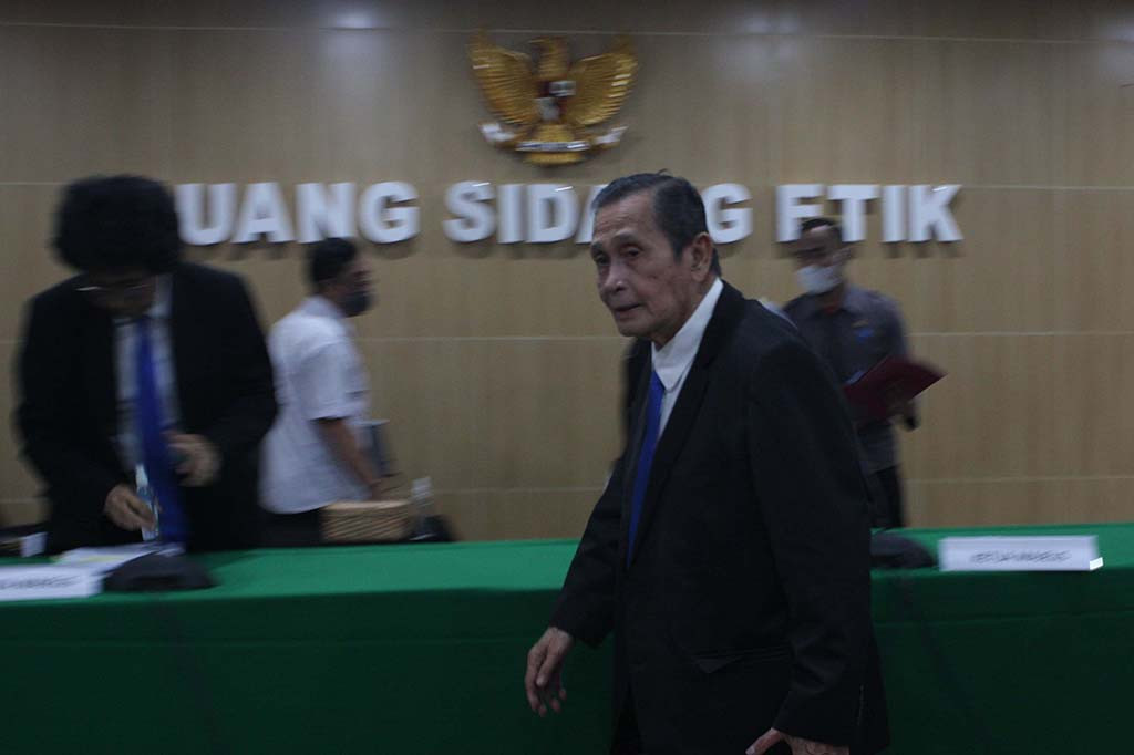 Dewas juga menjatuhkan hukuman berupa mewajibkan para terperiksa melakukan permintaan maaf secara terbuka.