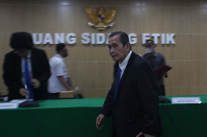 Dewas juga menjatuhkan hukuman berupa mewajibkan para terperiksa melakukan permintaan maaf secara terbuka.