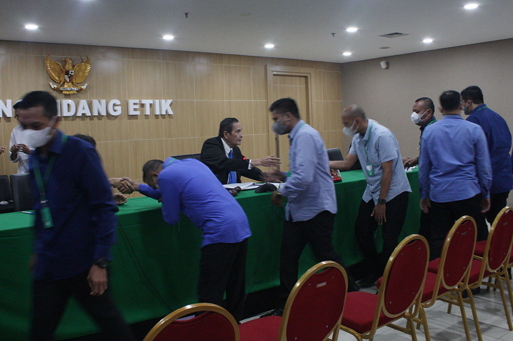Tumpak menerangkan 12 pegawai KPK tersebut telah melanggar Pasal 4 ayat 2 huruf b Peraturan Dewas Nomor 3 Tahun 2021 tentang Penegakan Kode Etik dan Kode Perilaku KPK.