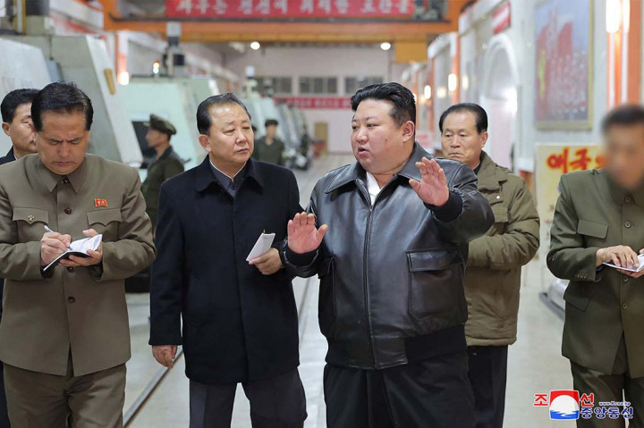 Pyongyang juga menggandakan uji coba senjata, termasuk meluncurkan serangkaian rudal jelajah, menguji 'sistem senjata nuklir bawah air', dan menembakkan rudal balistik hipersonik berbahan bakar padat.