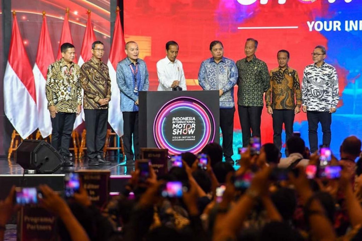Presiden Joko Widodo (Jokowi) mengemukakan kendaraan bertenaga listrik merupakan masa depan bagi industri otomotif Indonesia, karena Indonesia memiliki pasokan bahan baku pendukung produksi.