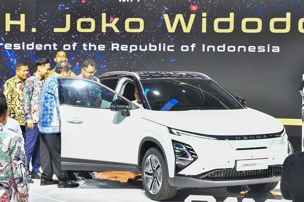 Dalam kesempatan itu, Jokowi menyambangi sejumlah booth perusahaan otomotif nasional dan mancanegara, salah satunya VinFast sebagai produsen startup otomotif swasta yang berkantor pusat di Vietnam.