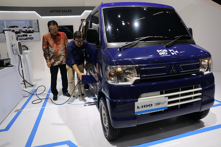 L100 merupakan model kei-car kendaraan niaga ringan berbasis baterai (BEV) dan dilengkapi komponen listrik termasuk motor dan baterai penggerak.