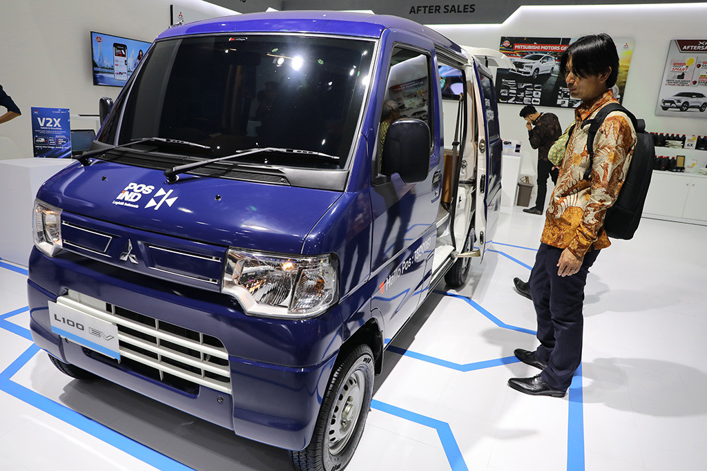 PT Mitsubishi Motors Krama Yudha Sales Indonesia (MMKSI) mengumumkan penjualan mobil listrik (EV) L100, pada gelaran Indonesia International Motor Show (IIMS) 2024.