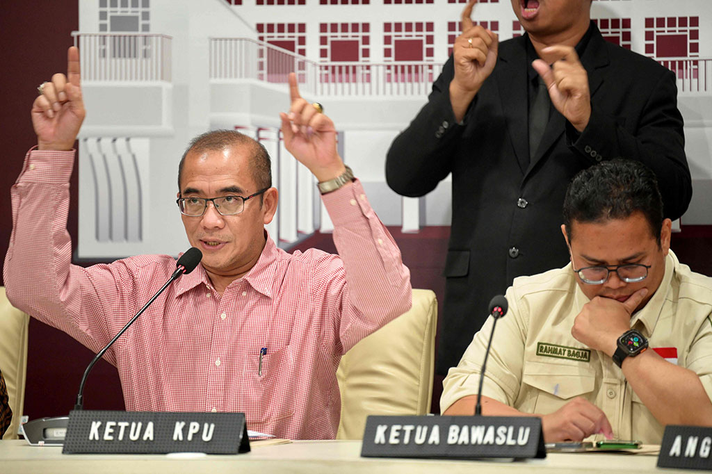 Ketua Komisi Pemilihan Umum (KPU) Hasyim Asy'ari menyebutkan ada sebanyak 2.325 tempat pemungutan suara (TPS) yang mengalami salah konversi Formulir Model C1-Plano atau catatan hasil penghitungan suara Pemilu 2024.