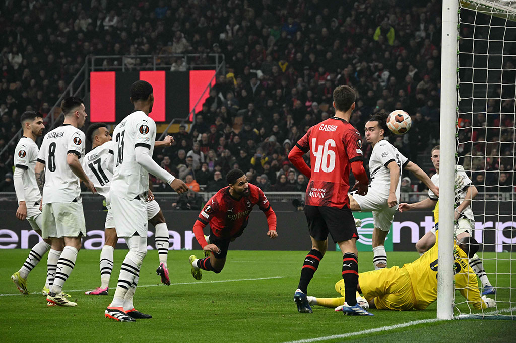 Selepas jeda, Rossoneri bikin dua gol. Loftus-Cheek mengemas brace usai mencetak gol keduanya pada menit ke-47 setelah ia menyambar bola rebound di depan gawang hasil dari tepisan kiper Steve Mandanda.