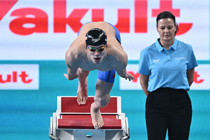  Perenang Tingkok, Pan Zhanle mengunci medali emas di nomor 100 meter gaya bebas putra dalam Kejuaraan Akuatik Dunia atau World Aquatics Championships 2024 di Doha, Qatar.