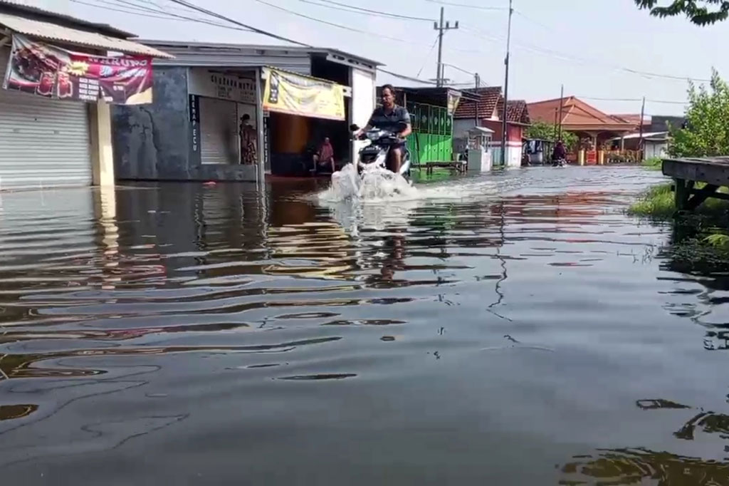 Desa Kedungbanteng dan Banjarsari di Kecamatan Tanggulangin, Kabupaten Sidoarjo, Jawa Timur, kembali terendam banjir setelah hujan deras turun. Selain merendam ratusan rumah warga, banjir juga menggenangi tiga bangunan sekolah.