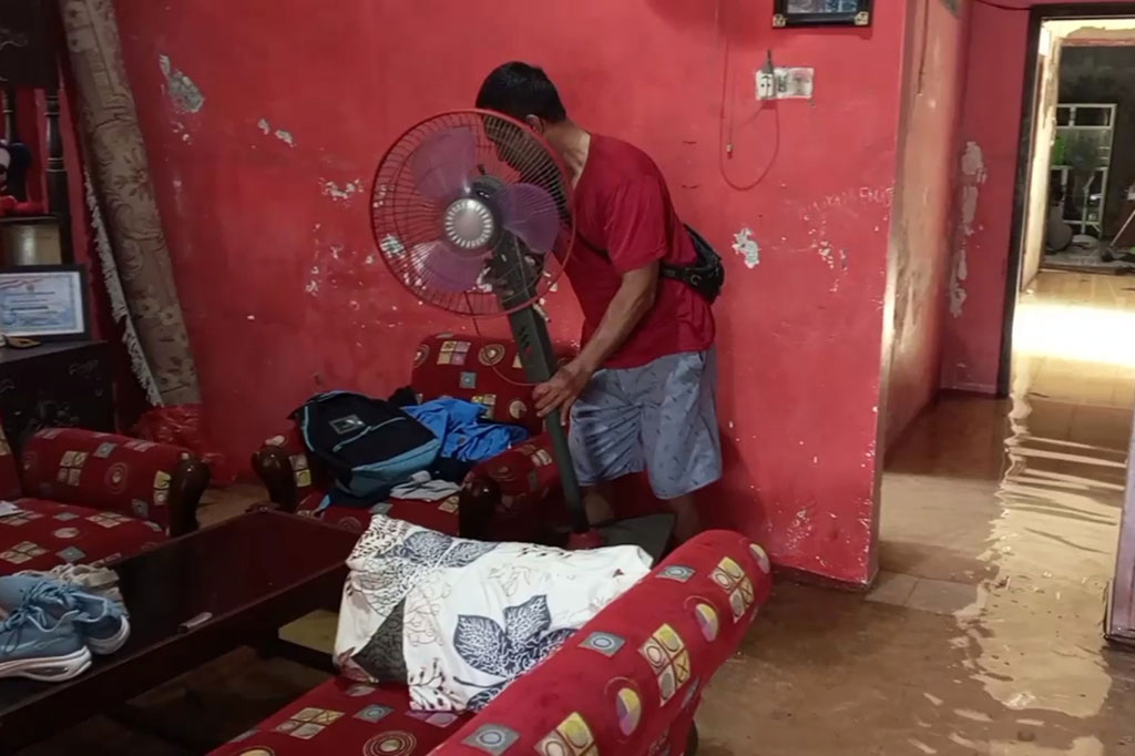 Di Desa Kedungbanteng ada sedikitnya sembilan RT yang kondisinya paling parah. Banjir di wilayah tersebut masuk ke dalam rumah, dengan ketinggian rata-rata satu mata kaki orang dewasa.