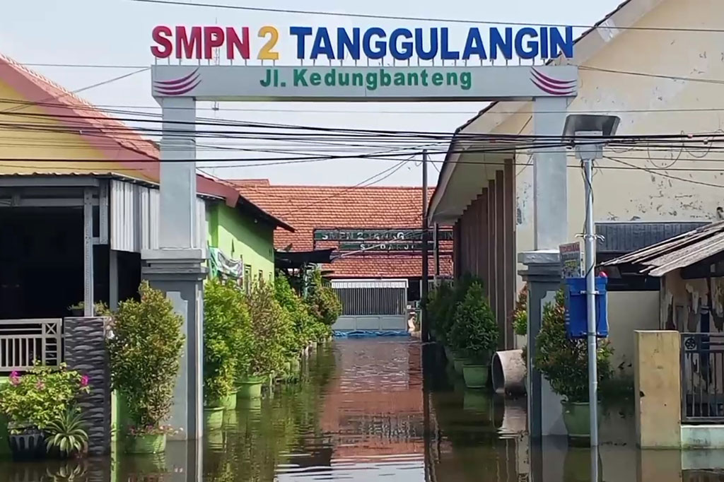 Tidak hanya pemukiman, banjir juga merendam tiga bangunan sekolah. Masing-masing SMP Negeri 2 Tanggulangin, SDN Kedungbanteng dan SDN Banjarsari.