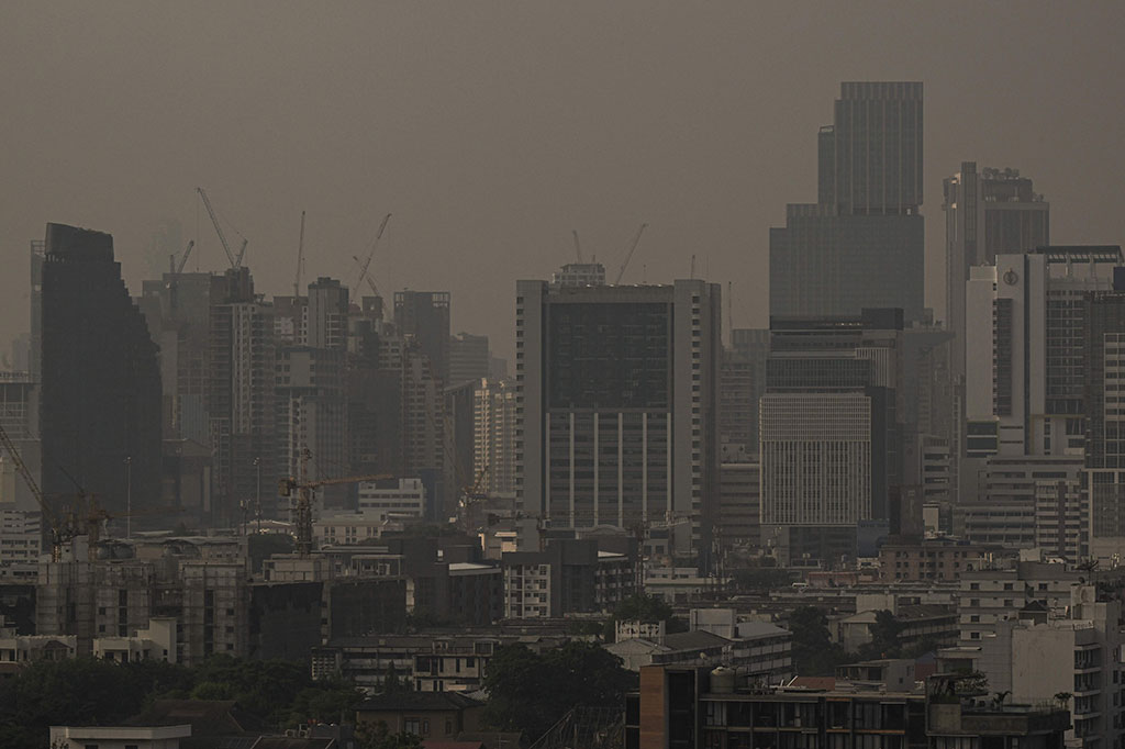 Kendati pekerja diminta bekerja dari rumah, sekolah-sekolah di wilayah Bangkok akan tetap beraktivitas seperti biasa karena ditetapkan sebagai zona aman dengan ruang kelas bebas debu. Langkah-langkah seperti membagikan masker dan menerapkan pedoman untuk tidak melakukan aktivitas di luar ruangan akan dipatuhi, tergantung pada kebijakan pemerintah setempat.