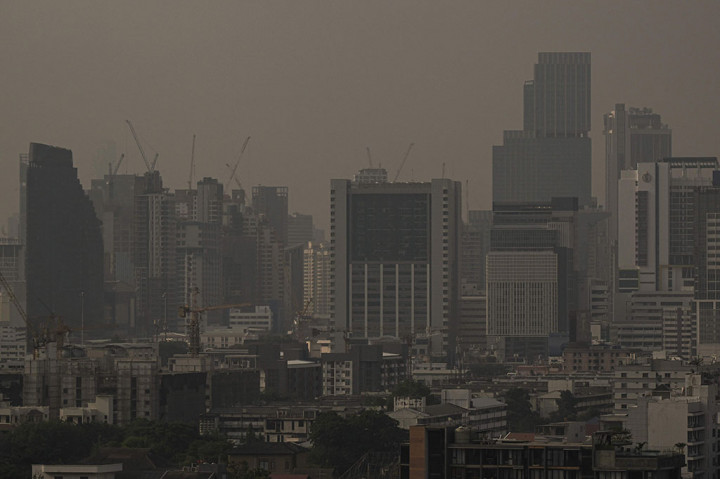 Kendati pekerja diminta bekerja dari rumah, sekolah-sekolah di wilayah Bangkok akan tetap beraktivitas seperti biasa karena ditetapkan sebagai zona aman dengan ruang kelas bebas debu. Langkah-langkah seperti membagikan masker dan menerapkan pedoman untuk tidak melakukan aktivitas di luar ruangan akan dipatuhi, tergantung pada kebijakan pemerintah setempat.