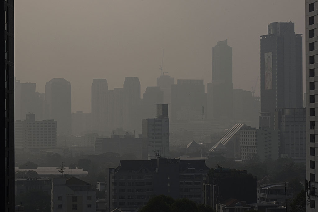 Selain itu, Departemen Pengendalian Pencemaran telah memperkirakan situasi PM2,5 yang memburuk di Bangkok dan sekitarnya antara tanggal 14-17 Februari. Departemen Meteorologi memperkirakan lemahnya sirkulasi udara di Bangkok dan sekitarnya pada 14-15 Februari, ditambah dengan angin permukaan yang stagnan dan berdampak pada peningkatan konsentrasi debu.