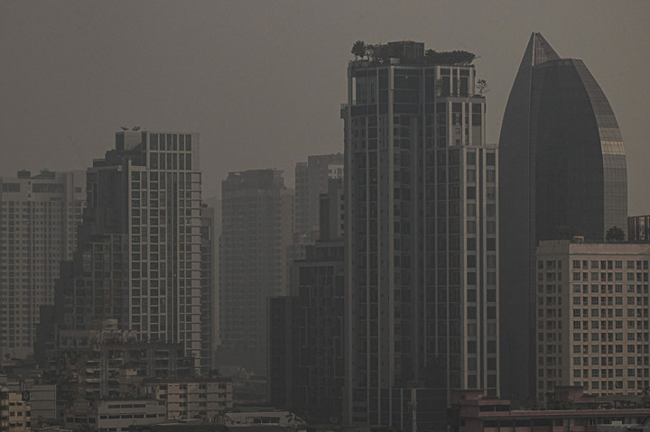 Menurut Pusat Data Kualitas Udara Bangkok, tingkat PM2,5 di Bangkok pada tanggal 14 Februari pukul 11:00 melebihi 75 mikrogram per meter kubik, mencapai zona merah yang menimbulkan risiko kesehatan di 20 distrik. Selain itu, terdapat tren peningkatan dan notifikasi peringatan telah dikeluarkan.