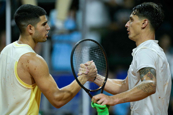 Petenis peringkat dua dunia dan juara bertahan Alcaraz mengalahkan petenis peringkat 134 Camilo Ugo Carabelli 6-2, 7-5 pada pertandingan pertamanya sejak tersingkir secara mengejutkan di perempat final Australian Open.