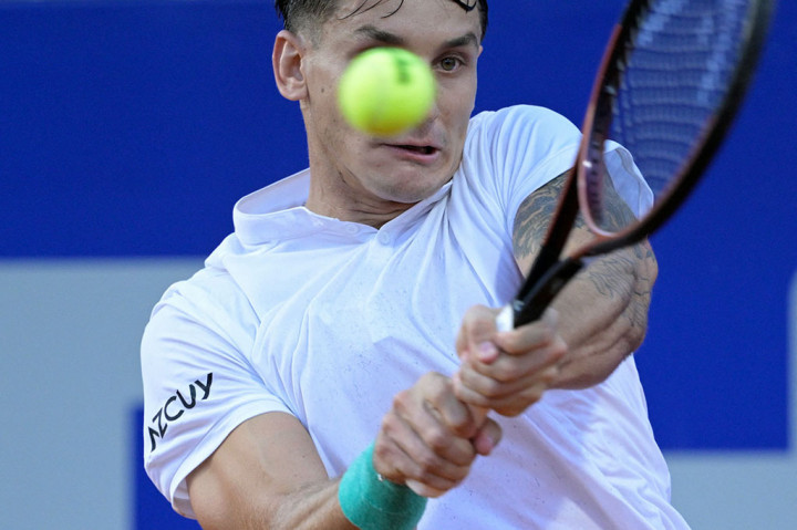 Setelah Alcaraz menyapu bersih set pembuka, Carabelli memantapkan permainannya, mematahkan servis untuk memimpin di awal set kedua.