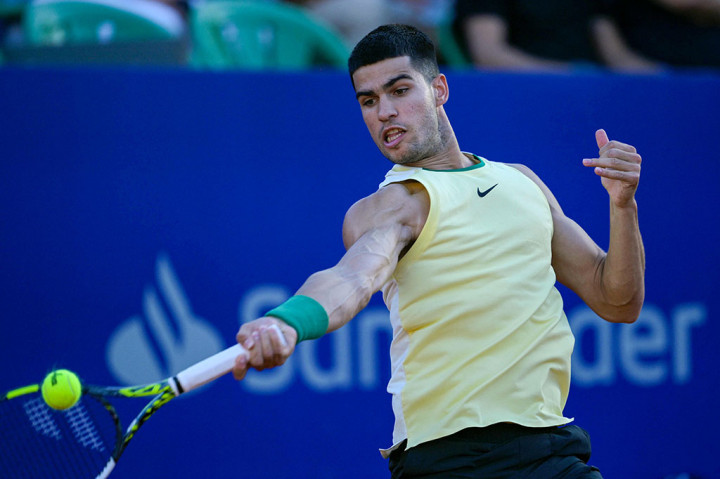 Bintang Spanyol Alcaraz segera mengambil tindakan untuk mengambil alih keunggulan pada kedudukan 5-3. Namun, Carabelli membalas, menyelamatkan satu match point dan kemudian menyamakan kedudukan menjadi 5-5.
