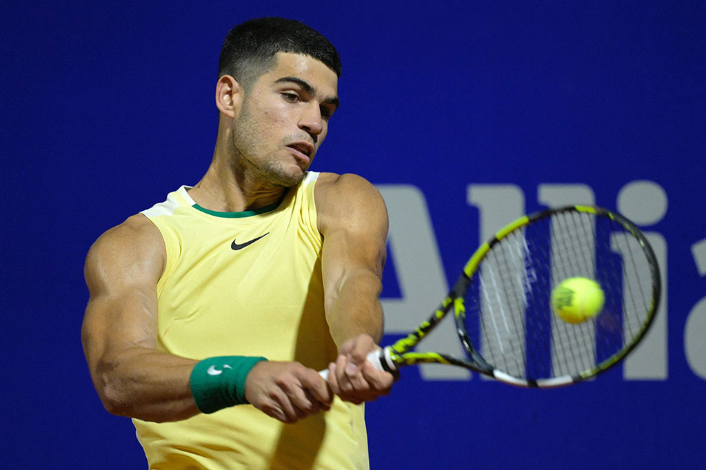 Alcaraz bertahan untuk kedudukan 6-5 sebelum lawannya akhirnya menyerah pada gim ke-12 dari pertandingan menegangkan tersebut.