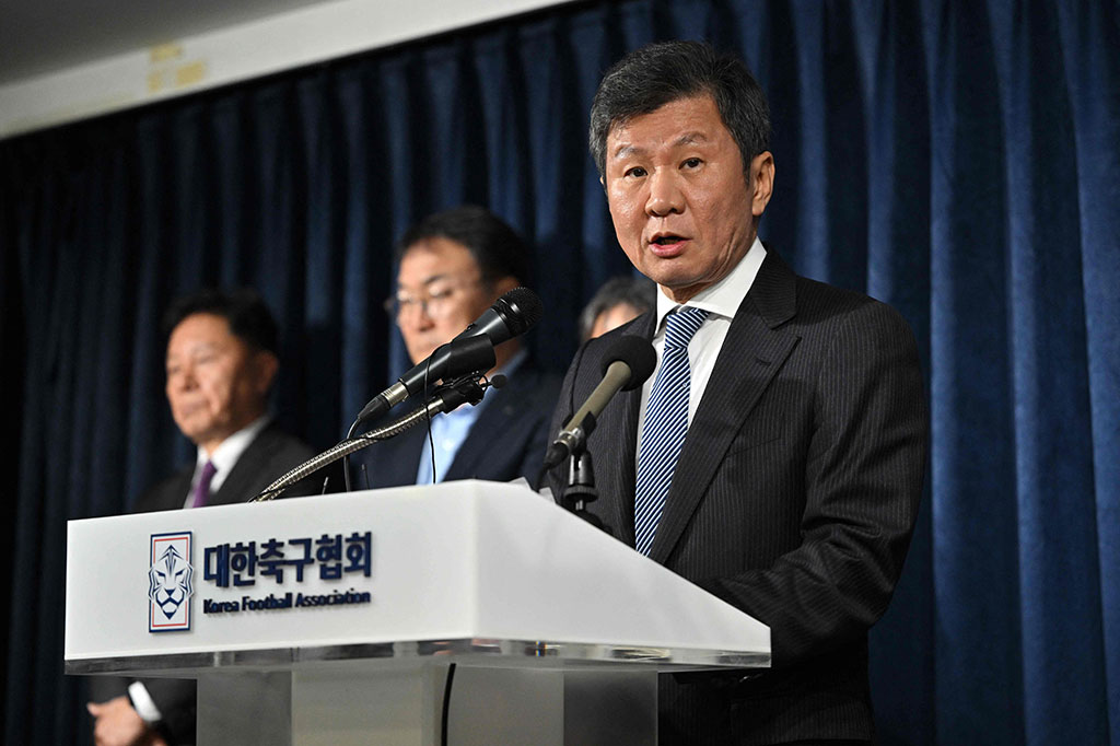 “KFA telah memutuskan untuk mengganti pelatih kepala nasional setelah melakukan tinjauan komprehensif,” kata Presiden Korean Football Asociation (KFA) Chung Mong-gyu, yang memecat pelatih asal Jerman itu setelah kurang dari satu tahun bertugas.