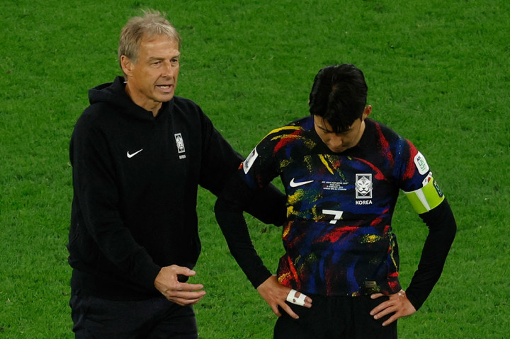 Sebelum pertandingan semifinal melawan Yordania, terjadi perkelahian yang gagal diredam oleh Klinsmann. Pertengkaran antarpemain tersebut menyebabkan Son Heung-min mengalami cedera jari. Son terlihat bermain di semifinal pekan lalu di Qatar dengan dua jari di tangan kanannya dibebat. 