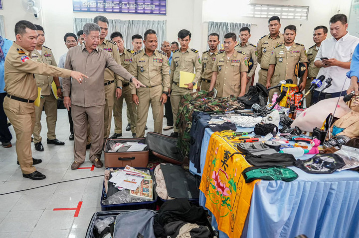 “Kedua pria tersebut memasuki Kamboja untuk membuat video fitnah terkait perdagangan manusia, penahanan dengan penyiksaan, pemerkosaan, dan penjualan organ manusia,” kata pengadilan.

