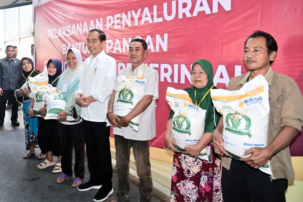 Presiden Joko Widodo menyalurkan secara simbolik bantuan pangan beras kepada perwakilan masyarakat di Gudang Bulog, Cibitung, Bekasi, Jawa Barat, Jumat, 16 Februari 2024.