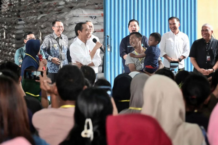 Jokowi mengatakan di negara lain tidak ada bantuan pangan beras layaknya yang diberikan oleh pemerintah Indonesia kepada masyarakat. 