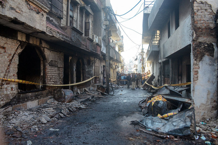 Sebuah pabrik cat di Alipur, pinggiran Delhi, India, hangus terbakar, Kamis, 15 Februari 2024 malam. 11 orang tewas akibat kebakaran tersebut, sementara tim penyelamat masih mencari korban yang belum ditemukan.