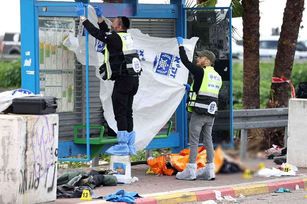 Seorang pria menembak mati dua orang di sebuah halte bus di Israel selatan, Jumat, 16 Februari 2024. Peristiwa tersebut mendorong Perdana Menteri Benjamin Netanyahu untuk memperingatkan bahwa seluruh negara adalah garis depan dalam perang. 