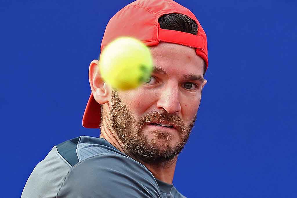 Vavassori, yang mengejutkan pemenang turnamen besar tiga kali Andy Murray di lapangan tanah liat Madrid Masters tahun lalu, menyamai pukulan demi pukulan bintang Spanyol itu pada set pembuka.