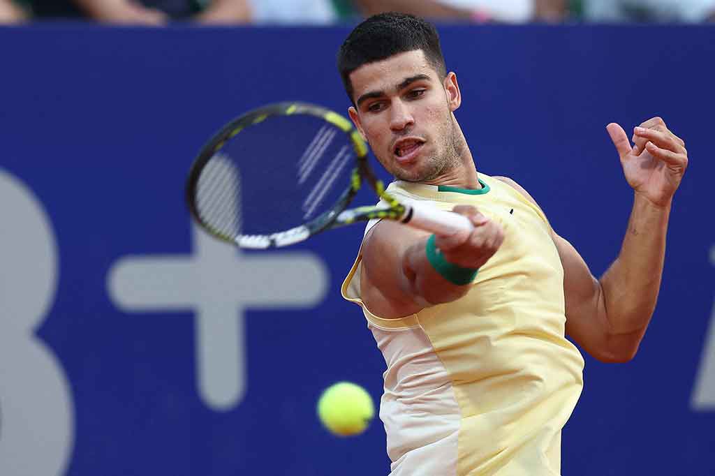 Namun, Alcaraz kemudian memimpin 5-0 pada set kedua sebelum memastikan kemenangan setelah satu jam 40 menit di lapangan.