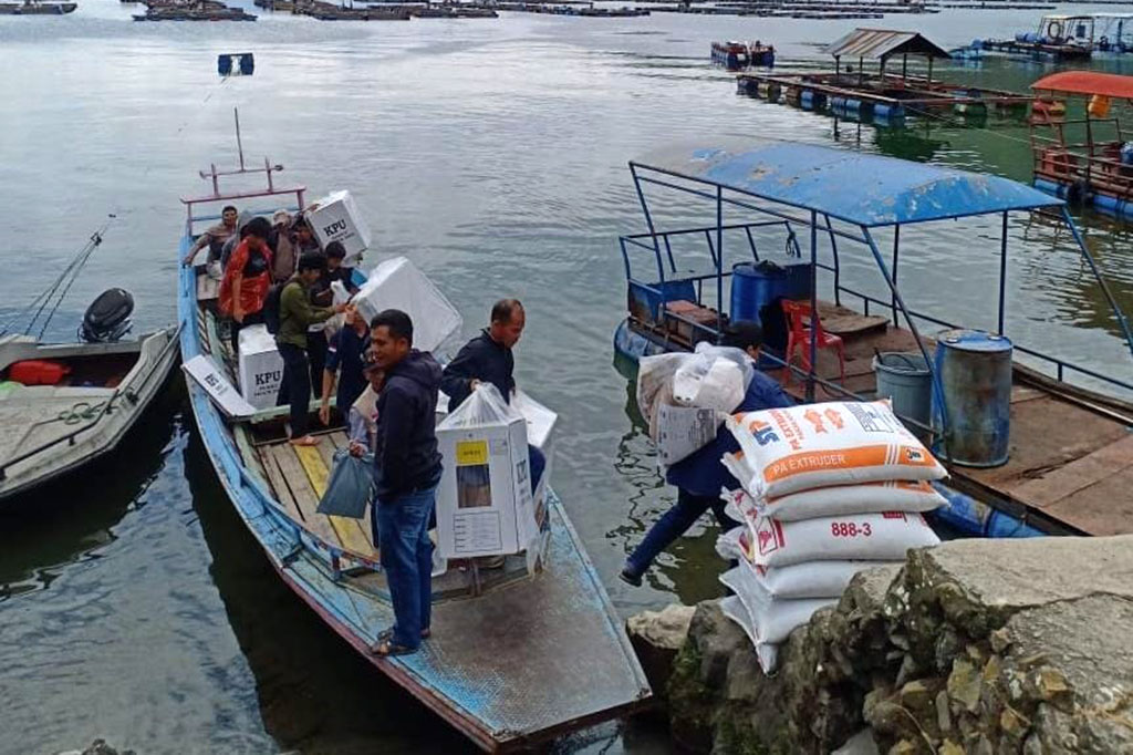 Dengan menggunakan kapal kayu sebagai sarana transportasi, personel Polsek Purba tidak gentar menghadapi tantangan agar logistik pemilu sampai ke tujuan dengan aman. Upaya pengamanan ini merupakan bagian dari komitmen Polres Simalungun dalam menjamin kelancaran dan keamanan proses pemungutan suara di wilayah terpencil.