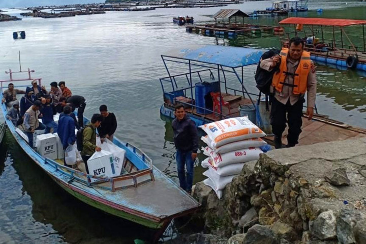 Untuk mengamankan logistik Pemilu, personel Polres Simalungun, Sumatra Utara harus bertaruh nyawa dengan menyeberangi Danau Toba dari Kecamatan Haranggaol Horison menuju Nagori Sihalpe.
