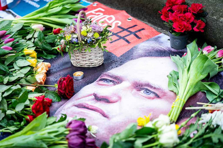 Dinas tersebut menyatakan bahwa petugas dan sebuah ambulans segera didatangkan untuk menolong Navalny.