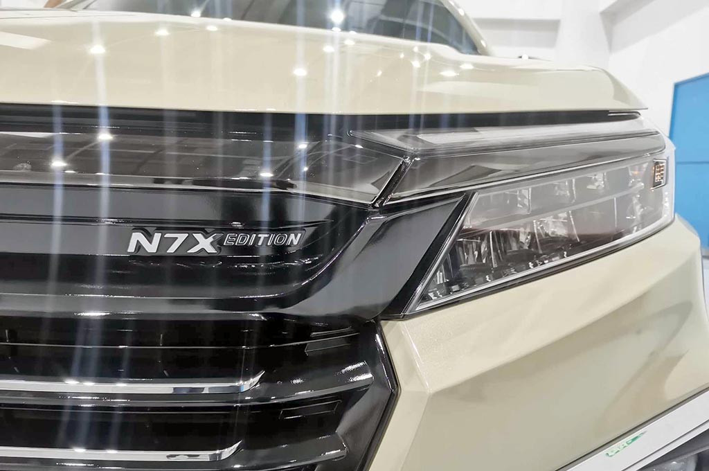 Untuk pertama kalinya, Honda memperkenalkan salah satu warna favoritnya, yaitu Sand Khaki Pearl pada model Honda BR-V yang tersedia khusus untuk N7X Edition. Warna khaki sendiri dipilih karena sejalan dengan konsep stylish, dimana pada dunia fashion warna ini dikenal mewakili karakter yang klasik, elegan, dan tak lekang jaman.