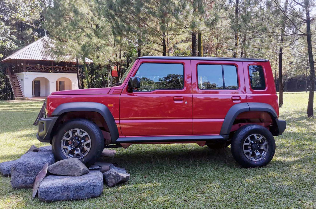 Insinyur di Jepang mendesain Jimny 5 pintu dengan panjang 3.965 mm dan wheelbase 2.590 mm. Sehingga kapasitas bagasi ditingkatkan menjadi 211 liter yang bisa dimanfaatkan membawa berbagai perlengkapan berpetualang. Penambahan pintu juga membuat akses penumpang belakang untuk masuk ke mobil lebih mudah.