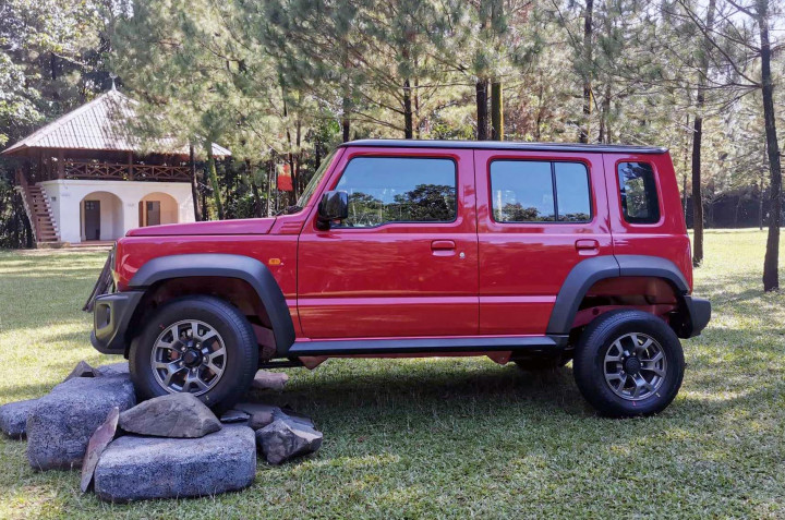 Insinyur di Jepang mendesain Jimny 5 pintu dengan panjang 3.965 mm dan wheelbase 2.590 mm. Sehingga kapasitas bagasi ditingkatkan menjadi 211 liter yang bisa dimanfaatkan membawa berbagai perlengkapan berpetualang. Penambahan pintu juga membuat akses penumpang belakang untuk masuk ke mobil lebih mudah.