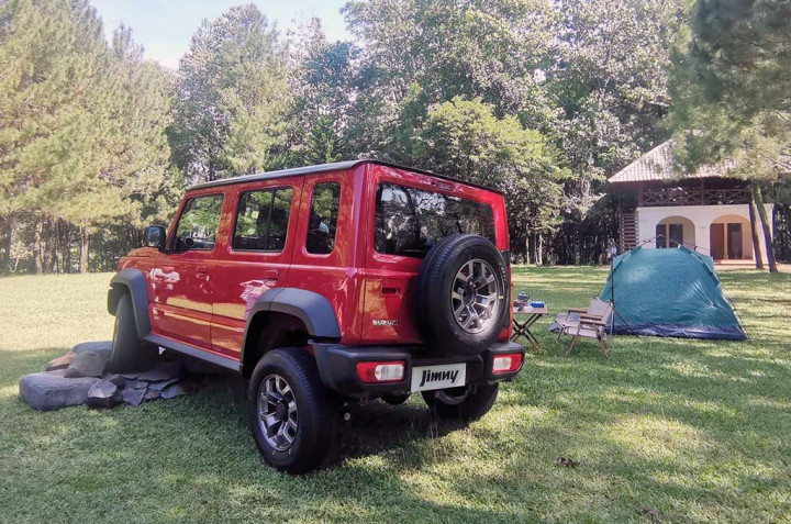 Agar memiliki perbedaan dengan Jimny 3 pintu, konsumen Jimny 5 pintu akan mendapatkan tampilan fascia Chrome Front Grille. Di bagian belakang juga bisa ditemukan kamera dan 4 titik sensor parkir. Keamanan penumpang juga ditingkatkan dengan 6 buah airbag. 