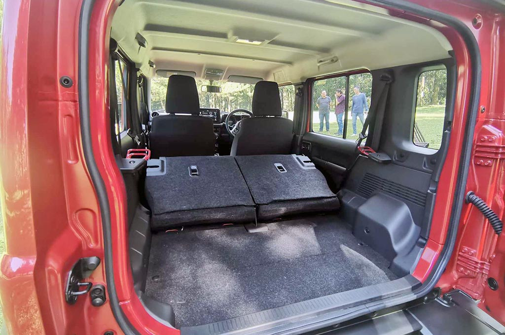 Sedangkan untuk memberikan hiburan yang menyenangkan, tersematkan 9 inch touchscreen head unit with smartphone connections dengan layanan yang lengkap.