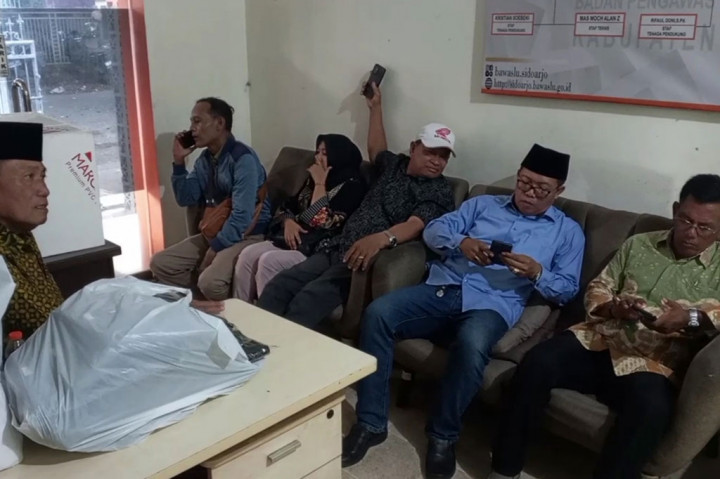 Ketua Bawaslu Sidoarjo Agung Nugroho mengatakan, aduan informasi dari masyarakat terkait deklarasi itu akan ditarik masuk temuan. Terkait syarat formil dan materiil apakah bisa dimasukkan dalam temuan juga masih menunggu pembahasan rapat selanjutnya.