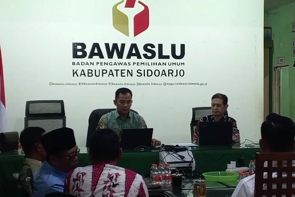 Bawaslu Sidoarjo memeriksa sepuluh kepala desa (kades), yang melakukan deklarasi dukungan pada salah satu paslon capres-cawapres. Para kepala desa ini diduga melakukan pelanggaran etika netralitas.