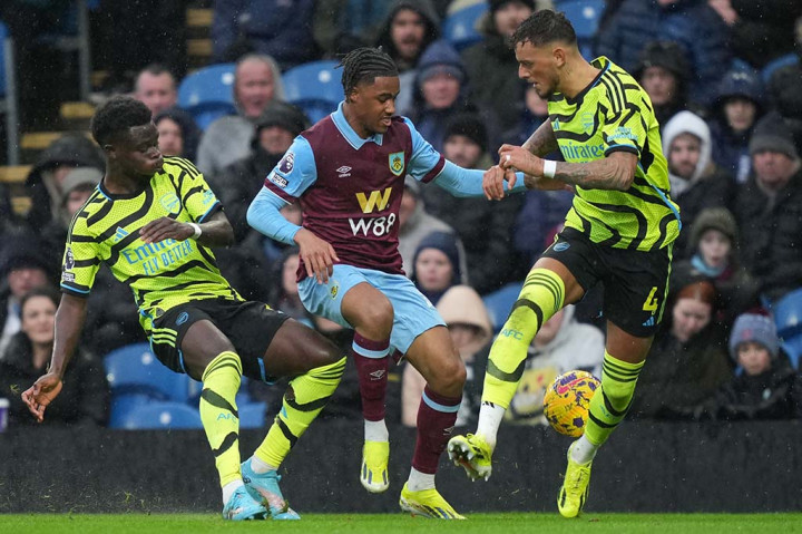 Baru dua menit babak kedua berjalan, Arsenal sudah bisa menambah gol. Umpan Odegaard mengarah ke Saka di sisi kanan kotak penalti. Saka lalu melepaskan sepakan keras yang tidak bisa dibendung Trafford. Arsenal unggul 3-0.