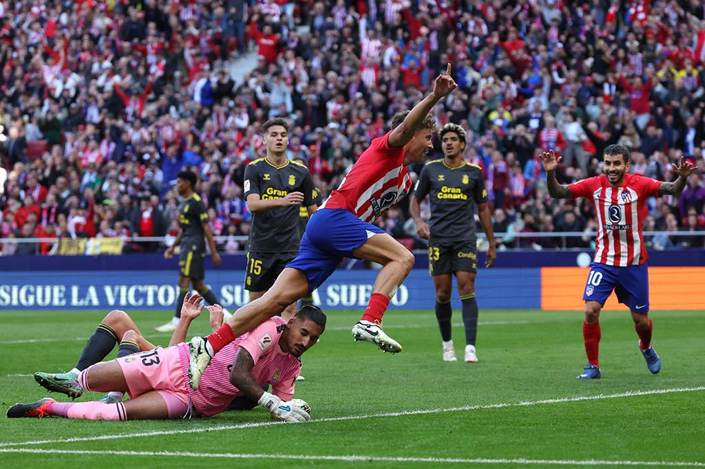 Skuad asuhan Diego Simeone memecah kebuntuan pada menit ke-15 lewat tendangan kaki kanan Marcos Llorente.