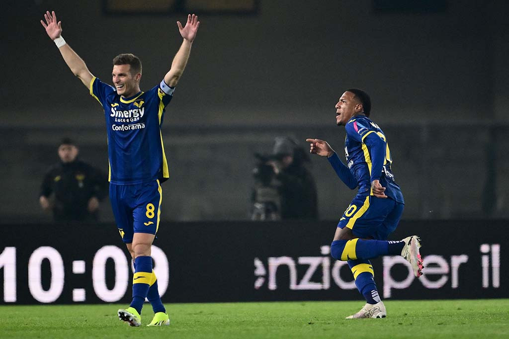 Verona mengejutkan Juventus dengan bisa unggul saat laga berjalan 11 menit. Michael Folorunsho mencetak gol indah lewat melepas sepakan voli setelah yang menjebol kanan gawang yang dikawal Wojciech Szczesny. Skor menjadi 1-0 untuk tuan rumah.