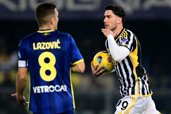 Juventus berusaha merespons. Mereka mendapatkan hadiah penalti pada menit ke-28. Wasit menunjuk titik putih usai tembakan Filip Kostic mengenai tangan Jackson Tchatchoua. Dusan Vlahovic yang maju sebagai ekskutor menjalankan tugasnya dengan baik. Tembakan kerasnya tak bisa dibendung Lorenzo Montipo. Skor 1-1 bertahan hingga turun minum.